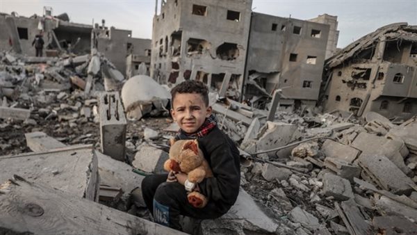 طفل فلسطيني يجلس