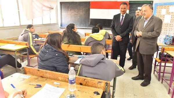 محافظ أسيوط داخل