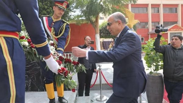 محافظ المنيا يضع