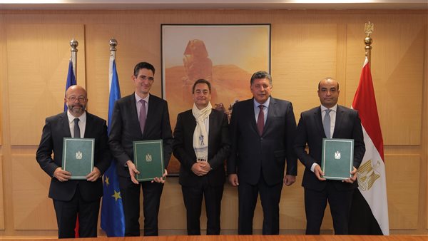 جانب من توقيع الاتفاقية