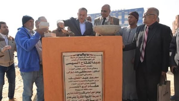 محافظ أسيوط يضح حجر