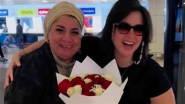 منى فاروق ووالدتها