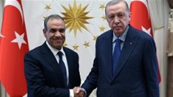 وزير الخارجية مع