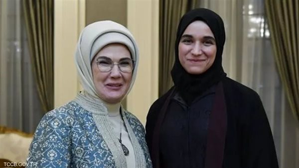  أول ظهور رسمي لزوجة