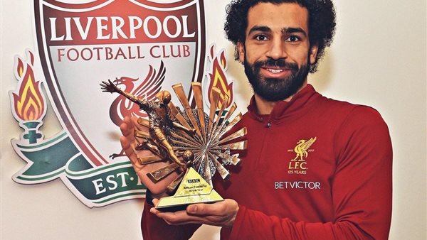 محمد صلاح مع الجائزة
