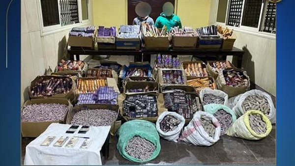 المتهمين مع المضبوطات