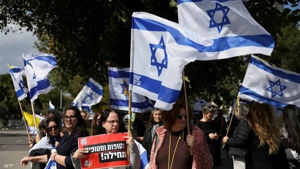 متظاهرون يطالبون