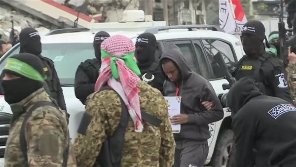 لحظة تسلم كتائب القسام