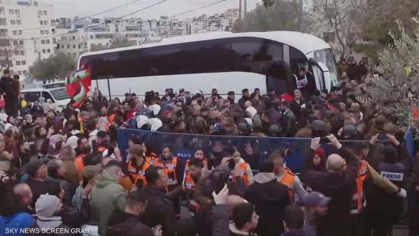 وصول حافلة تقل مجموعة