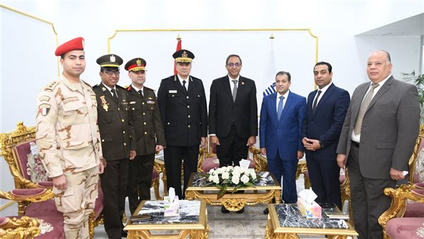 محافظ قنا وعدد من