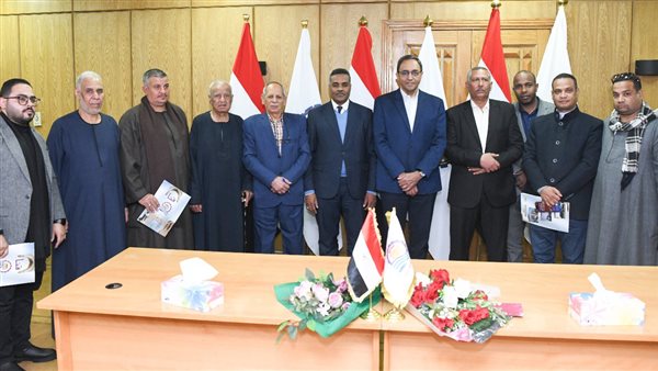 محافظ قنا يشهد توقيع