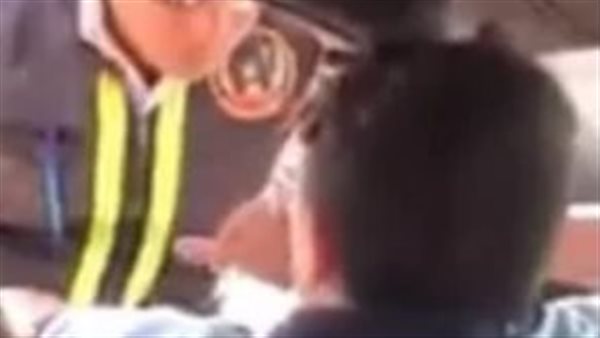 طفل يقود سيارة