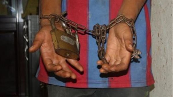 تقييد طفل بسلاسل