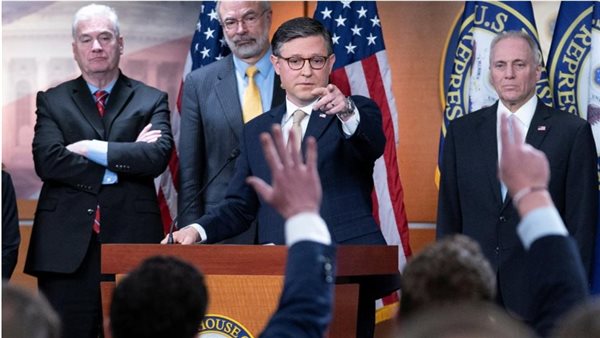 جونسون متحدثاً خلال