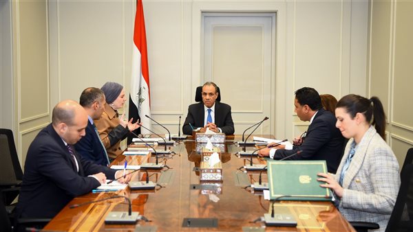 وزير الخارجية يجتمع