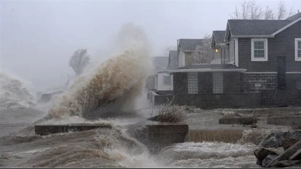 عواصف وحرائق وفيضانات