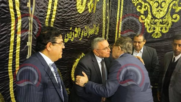 قبلات وأحضان بين