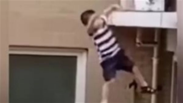 سقوط طفل من أعلى