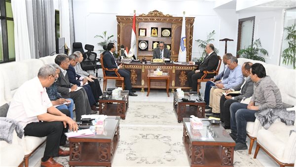 اجتماع محافظ قنا