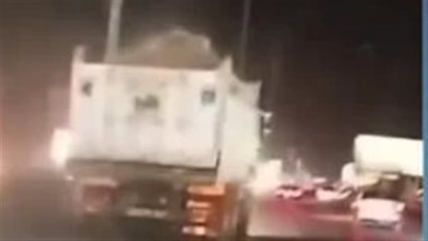 سيارة محملة بالاحجار