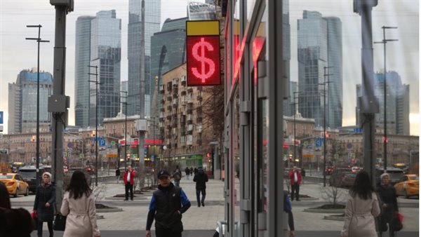 الروبل الروسي يتفوق