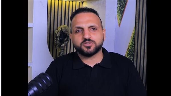  الكاتب الصحفي عمرو