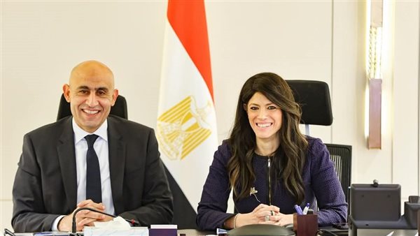 وزيرة التخطيط ووزير