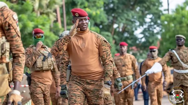 عسكريون يطيحون بالنظام