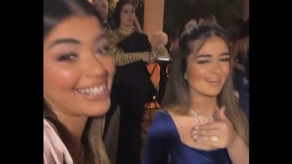 ليلى زاهر وشقيقتها