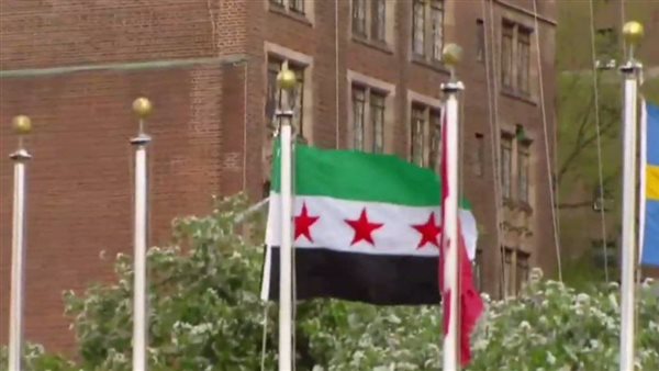 رفع العلم السوري
