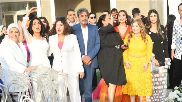 أمل رزق مع بعض النجوم