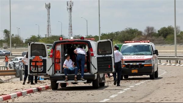 فرق طوارئ قرب مطار