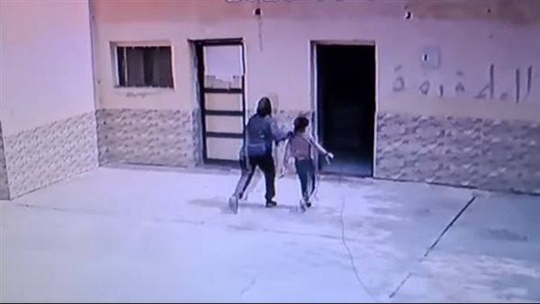 تعدي معلمة على طفل