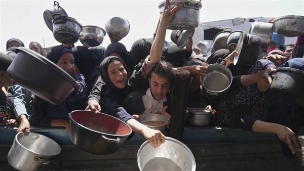 فلسطينيون يكافحون