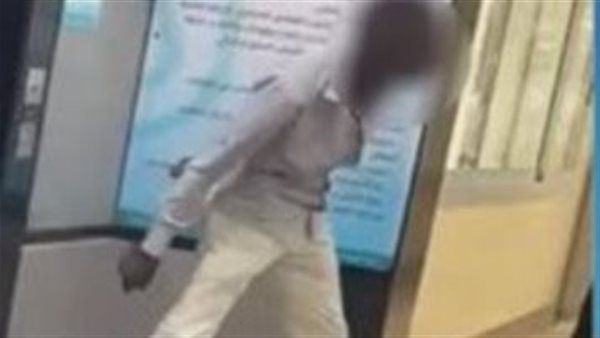 شخص يروع العاملين