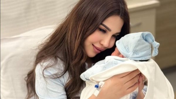 أميرة بدر وطفلها