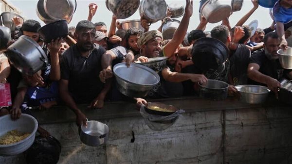 فلسطينيون يكافحون