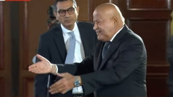 مدبولي يكرم وزير