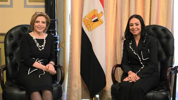 مايا مرسي تلتقي المديرة