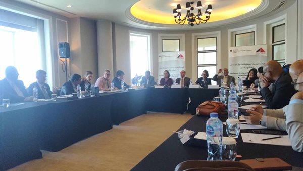 مائدة مستديرة حول