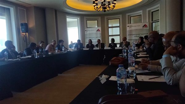 مائدة مستديرة حول