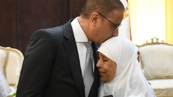 محافظ الفيوم يكرم