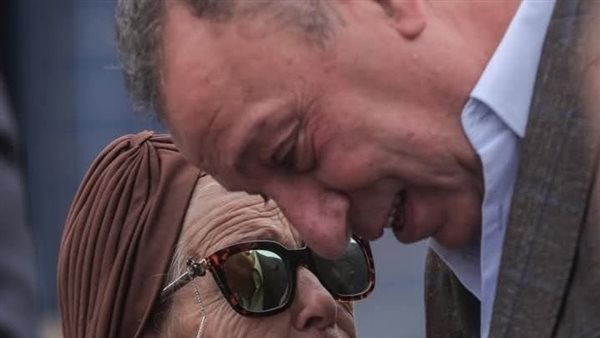 الخطيب مع شقيقته