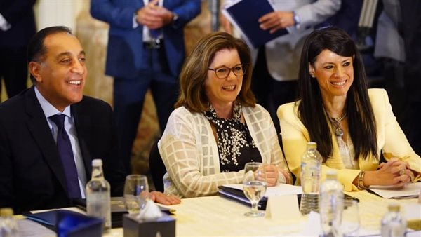 رئيس الوزراء ووزيرة