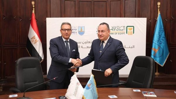 جانب من التوقيع