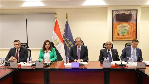 وزير الاتصالات وعدد