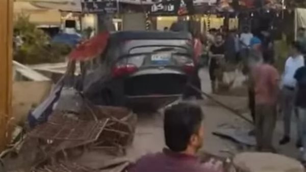 سيارة تقتحم كافيه