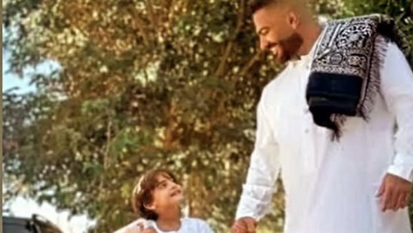 تامر حسني ونجله آدم