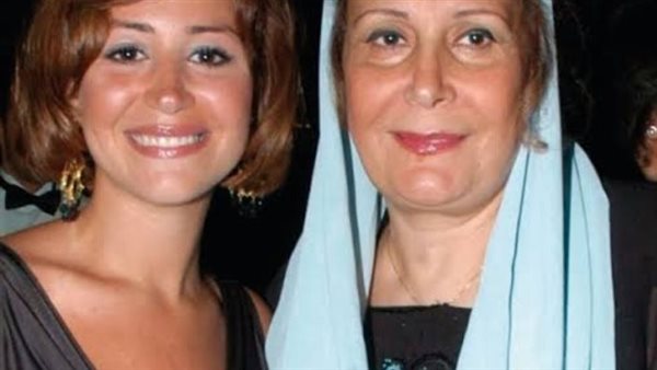 منة شلبي ووالدتها