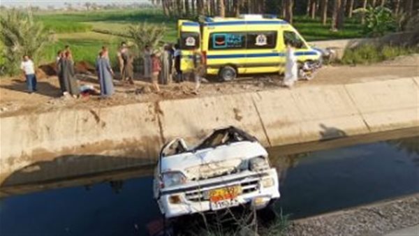 سقوط ميكروباص في